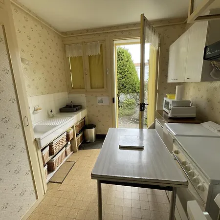 Feriehus Maison F6 En Centre-ville De Royan, A 150m De La Plage, Avec Garage Et Jardin - Fr-1-71-55 Royan
